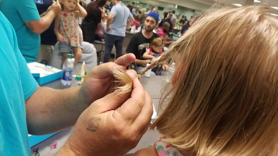 En una ocasión, un hombre estaba aprendiendo a hacerle una trenza francesa a su hija. Cuando lo logró, la niña comenzó a llorar, al igual que el padre. “Todos los que estaban ahí sonrieron con lágrimas en los ojos. Fue entonces que me enteré que su esposa había fallecido y que era ella quien le hacía esa trenza para las competencias de baile de la pequeña”, relató a Metro.