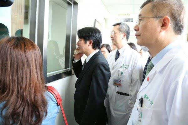 台南市長賴清德曾前往奇美醫院探視郭立君，並透過電話為她加油打氣。（圖片／台南市政府提供）