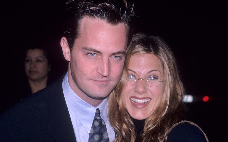 Ein Foto von 1998: Jennifer Aniston und Matthew Perry wurden durch "Friends" zu internationalen TV-Stars. (Bild: Ron Galella, Ltd. / Ron Galella Collection via Getty Images)
