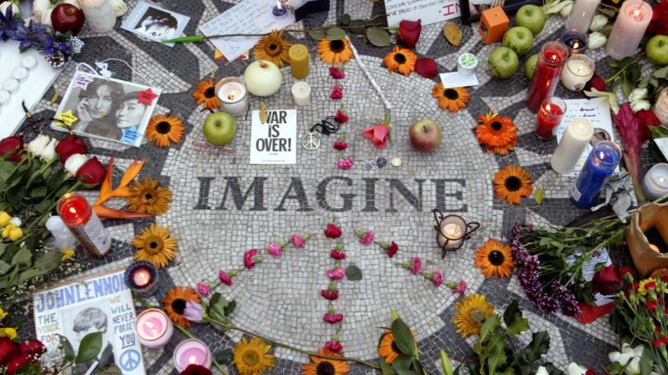 Homenaje a John Lennon en Strawberry Fields de Central Park en 2005.