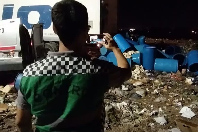 Depósito de la mercadería en mal estado en el relleno sanitario de la ciudad de Santa Fe