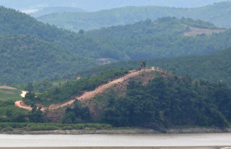 Zunehmende Spannungen an der innerkoreanischen Grenze: Südkoreas Militär hat eigenen Angaben zufolge auf einen erneuten Übertritt von nordkoreanischen Soldaten mit Warnschüssen reagiert. Es ist bereits der dritte Grenzübertritt innerhalb weniger Wochen. (Jung Yeon-je)