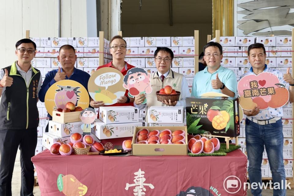 台南市高品質芒果近日將銷往新加坡唐吉訶德及新加坡網購通路販售，總共700多箱約4公噸的台南愛文芒果，於今日封裝進櫃，台南市長黃偉哲特別到場視察芒果外銷新加坡的準備過程，同時感謝農民及農產運銷單位的支持，讓台南芒果的外銷業績長紅。   圖：台南市政府提供