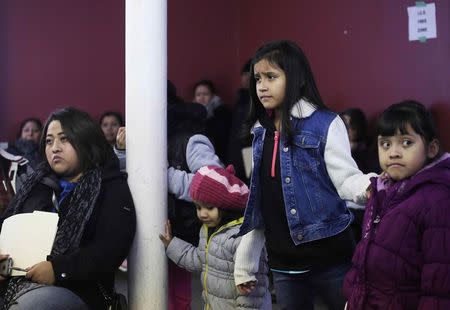 Migrants attend a workshop for legal advice held by the Familia Latina Unida and Centro Sin Fronteras at Lincoln United Methodist Church in south Chicago, Illinois, January 10, 2016. REUTERS/Joshua Lott