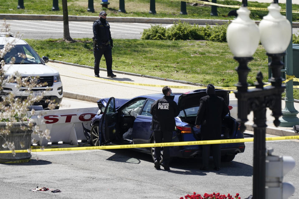 Agentes de la policía del Capitolio están junto a un auto cuyo conductor lo estrelló intencionalmente contra una barrera el viernes 2 de abril de 2021, en Washington. El conductor fue herido a tiros. (AP Foto/J. Scott Applewhite)