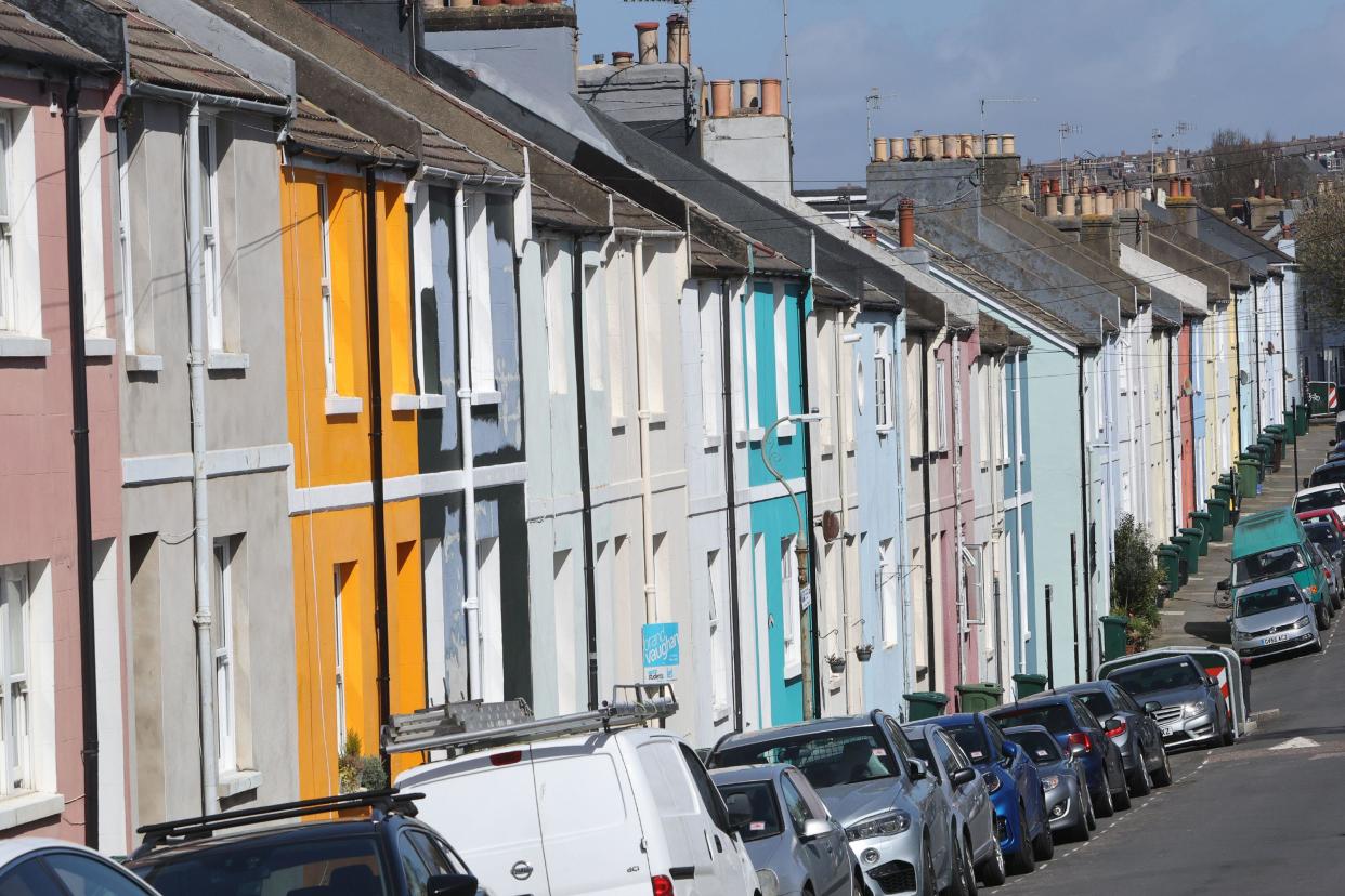 2WYKBKT A terrace of houses in Brighton, UK