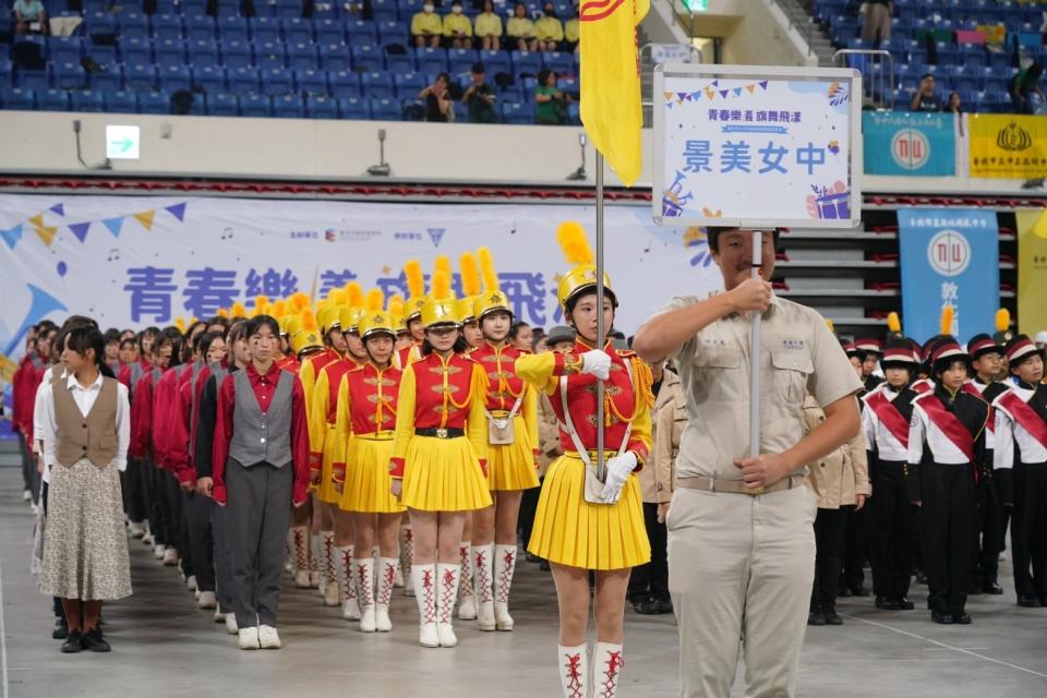 臺北市113年度「青春樂儀 旗舞飛漾」樂儀旗舞觀摩表演活動，由14所高中職、1所國中、國小及海軍儀隊參與的表演盛事 (北市教育局提供)