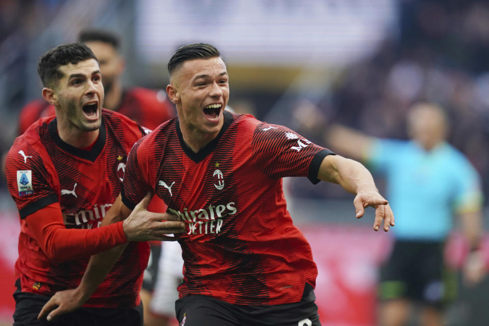 Jan Carlo Simic (derecha) celebra tras anotar el segundo gol del AC Milan ante Monza en la Serie A italiana, el domingo 17 de diciembre de 2023. (Spada/LaPresse vía AP)