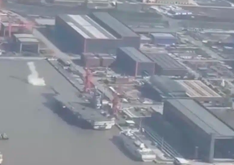 中國軍事迷拍攝到「福建號」航母的最新近況,疑似進行電磁彈射測試。翻攝「海軍新聞」
