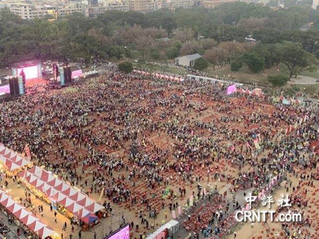 民進黨5日下午在台南東區南紡購物中心前廣場舉行造勢活動，蔡英文致詞尚未離開，大約5點半，現場已走了不少人。（圖文／中評社）