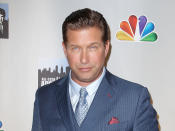 <p>El actor Stephen Baldwin reconoció que debía casi 2 millones de euros en impuestos y que se encontraba en quiebra tras una mala inversión en un apartamento en Nueva York. Tras ello, demandó a su compañero Kevin Costner exigiéndole parte de las ganancias que habían obtenido en un negocio en común de venta de unas máquinas que separaban el agua del petróleo. (Foto: Kristina Bumphrey / AP). </p>