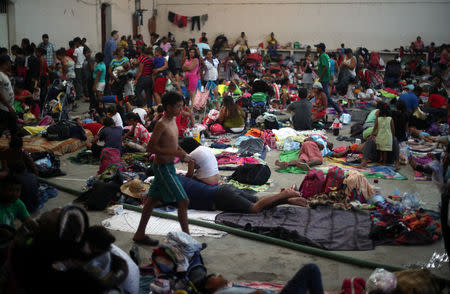 Migrants, part of a caravan of thousands traveling from Central America en route to the United States, rest in a makeshift camp in Santiago Niltepec, Mexico, October 29, 2018. REUTERS/Hannah McKay
