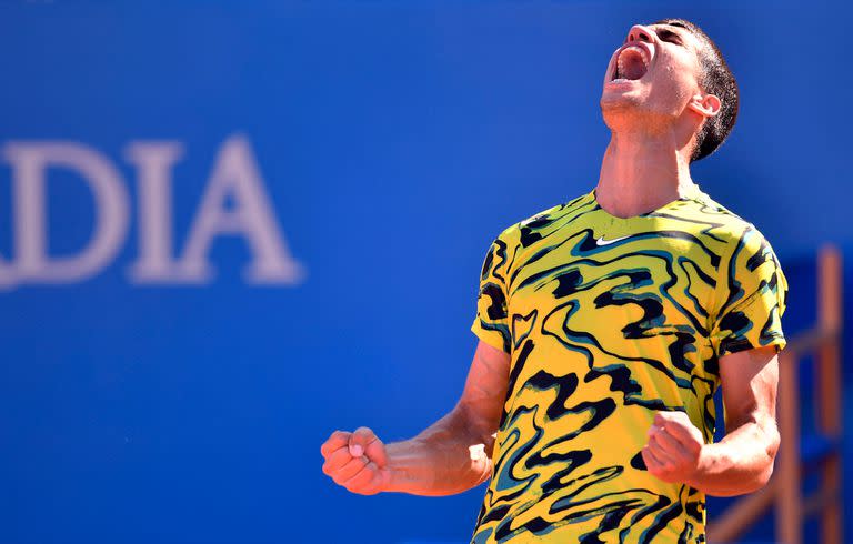 El festejo de Carlos Alcaraz al vencer a Stefanos Tsitsipas y ganar el ATP de Barcelona