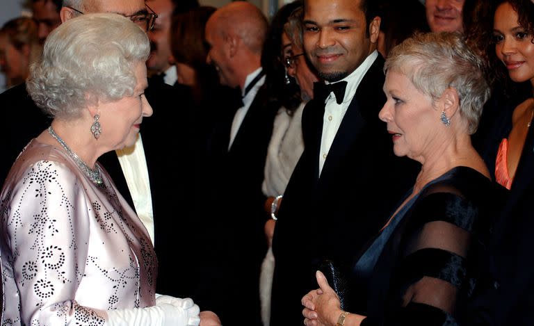 La reina Isabel en el preestreno del film Casino Royale junto a Judi Dench 