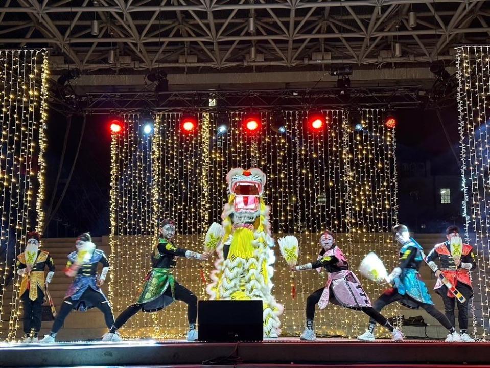 此次鐵四帝舞團的表演在音樂、造型上都充份展現臺灣特色，吸引眾多市民圍觀(照片提供：鐵四帝舞團)