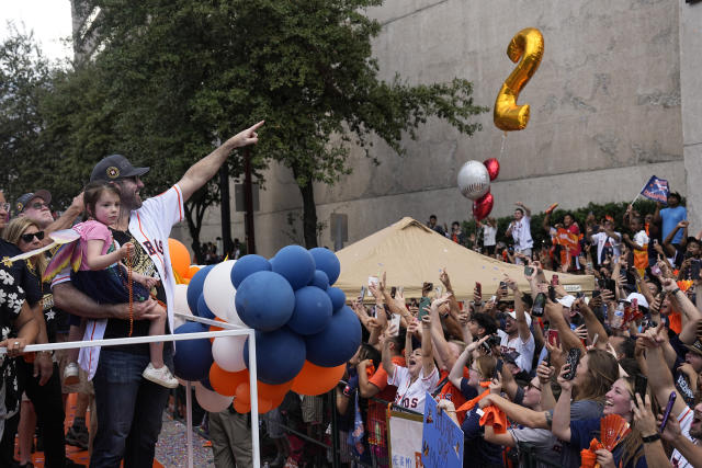 Houston Astros fans recreate viral 2017 hat stunt at parade