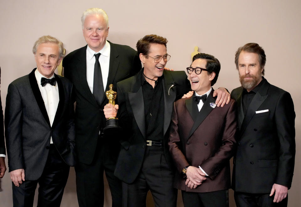 Robert Downey Jr. y Ke Huy Quan, sonrientes junto a Sam Rockwell, Christoph Waltz y Tim Robbins tras el aparente desaire que se vivió sobre el escenario. (Foto de Jeff Kravitz/FilmMagic)