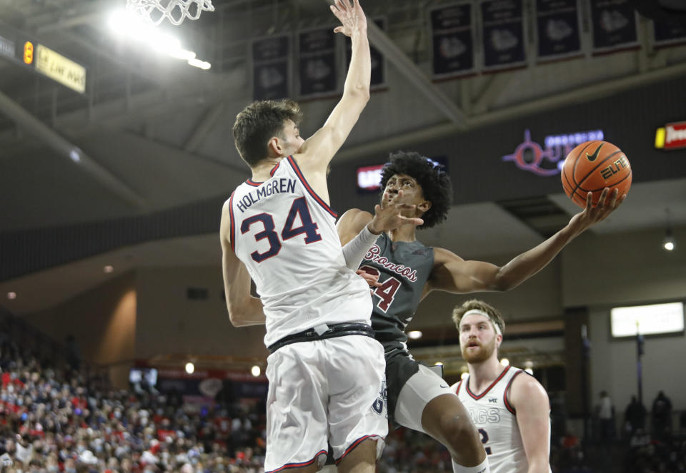 Santa Clara guard Jalen Williams jumps and attempt to get the ball past Gonzaga center Chet Holmgren during their game on Feb. 19, 2022, at McCarthey Athletic Center in Spokane, Washington. (Oliver McKenna/Icon Sportswire via Getty Images)