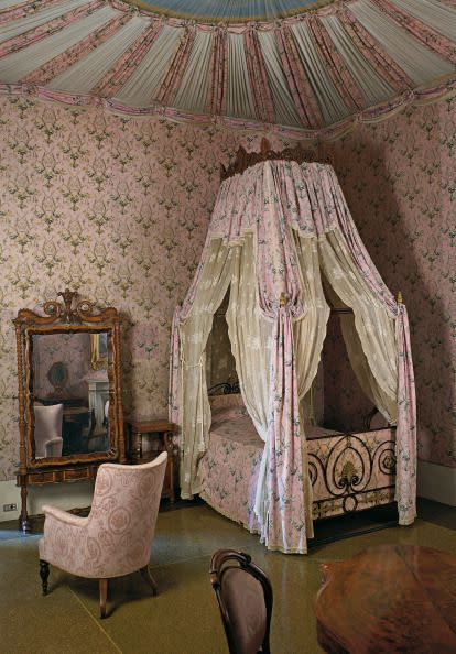 <p>The over-the-top floral and feminine bedroom of the countess Rosa Mirafiori—the mistress and later wife to Victor Emmanuel II, the king of Italy—boasts upholstered walls, a tented ceiling, and a gorgeous canopy bed draped with matching fabric and finished with lace. <br></p>