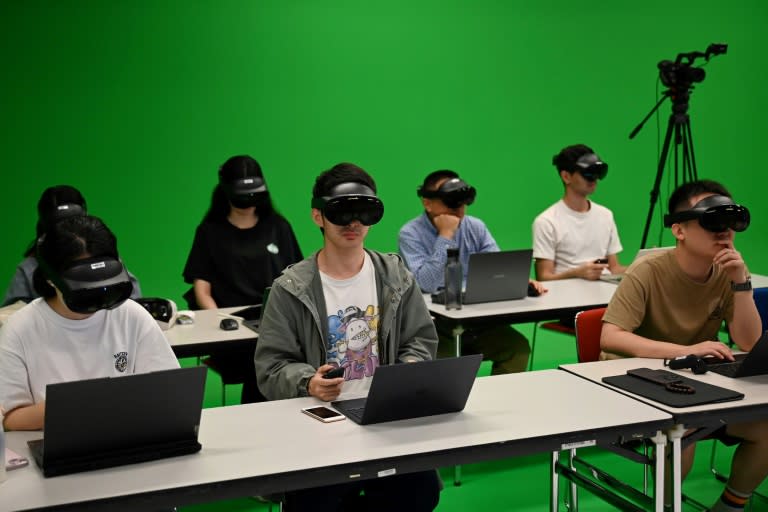 Des étudiants portent des casques de réalité virtuelle pendant un cours à l'Université des sciences et technologies de Hong Kong (HKUST), le 9 avril 2024 (Peter PARKS)