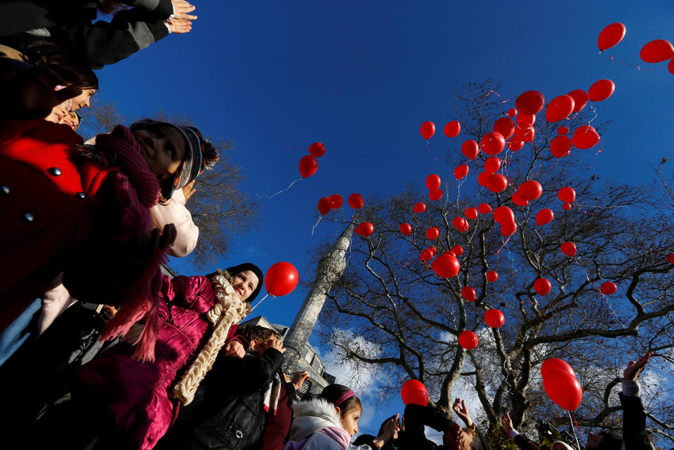 Children release balloons during a demonstration in solidarity in Istanbul