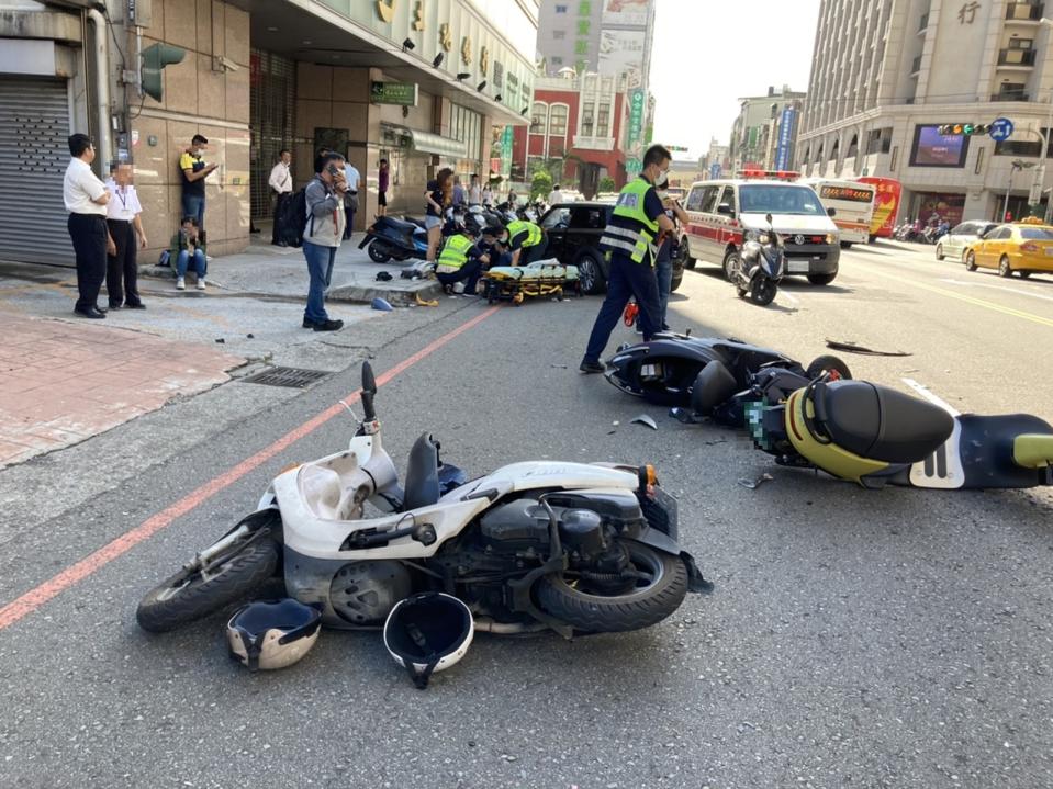 台中市西區民權路與自由路一段口29日上午近9時發生連環車禍，一輛Mini Cooper自小客突然逆向衝撞9輛汽機車，造成多人受傷送醫，肇事原因調查中。（台中市消防局提供）