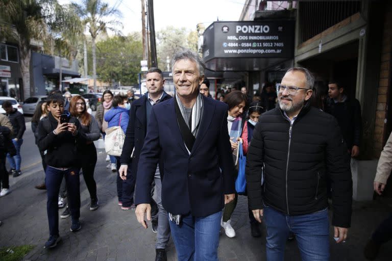 El expresidente Mauricio Macri recorre las calles del Conurbano bonaerense en jeans