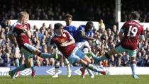 Britain Soccer Football - Everton v Burnley - Premier League - Goodison Park - 15/4/17 Everton's Romelu Lukaku shoots past the challenges of Burnley's Stephen Ward, Ben Mee and Joey Barton Reuters / Andrew Yates Livepic