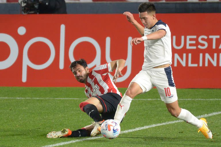 Escena del partido que disputan Estudiantes de La Plata e Independiente