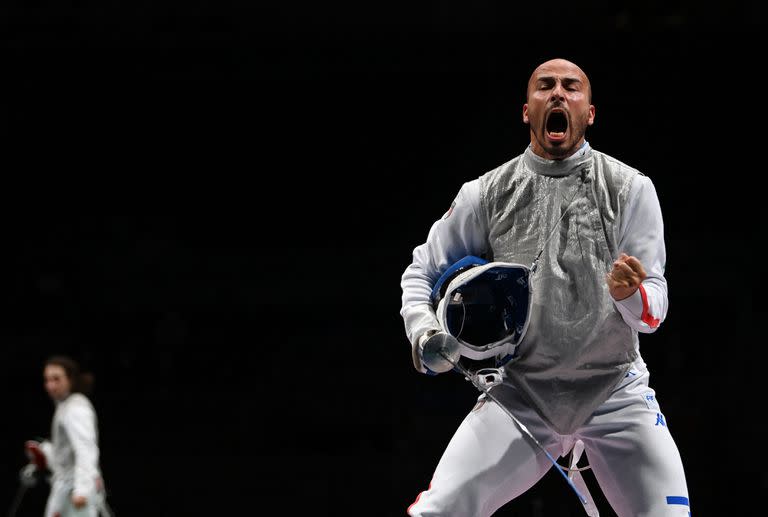 El italiano Alessio Foconi celebra después de ganar contra el alemán Andre Sanita en la pelea de clasificación de florete individual masculino durante los Juegos Olímpicos de Tokio 2020 en el Makuhari Messe Hall en la ciudad de Chiba, Prefectura de Chiba, Japón, el 26 de julio de 2021