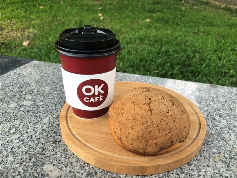 購買「咖啡墨西哥麵包」搭配OKCAFE的大杯台灣青茶、大杯經典紅茶、中杯莊園級拿鐵三選一，享優惠價59元。（圖／OKmart提供）