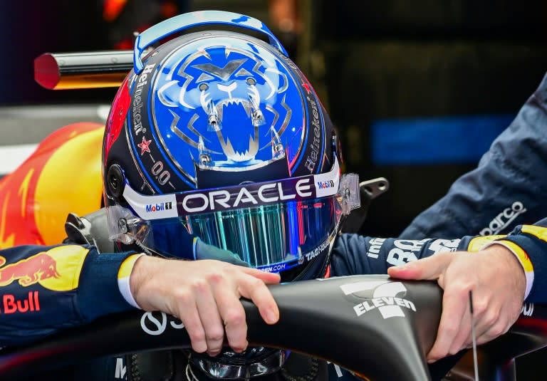Max Verstappen, leader du championnat du monde de F1, s'installe au volant de sa Bull Racing samedi à Miami avant la course sprint. (GIORGIO VIERA)