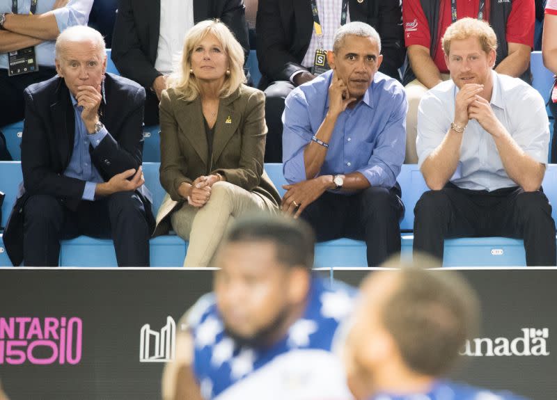 Joe y Jill Biden, Barack Obama y el príncipe Harry mirando el baloncesto en silla de ruedas en los Juegos Invictus de Toronto 2017 (WireImage).