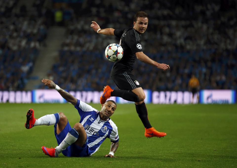 Bayern Munich's Mario Goetze (R) and Porto's Ricardo Quaresma fight for the ball during their Champions League quarterfinal first leg soccer match at Dragao stadium in Porto April 15, 2015. REUTERS/Miguel Vidal