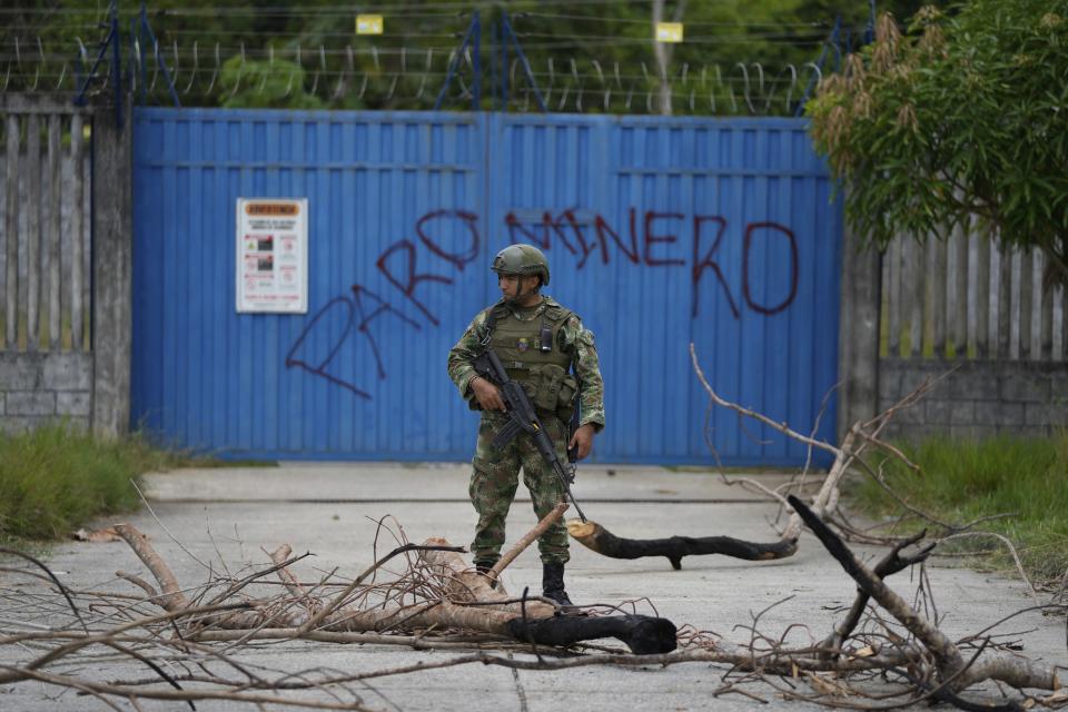 Un militar hace guardia a la entrada de una estación de almacenaje de combustible como prevención ante la llegada de manifestantes mineros, en Taraza, Colombia, el miércoles 15 de marzo de 2023. Durante semanas, mineros informales que trabajan en minas ilegales de oro se han manifestado con un paro contra la destrucción, por orden del gobierno, de maquinaria que se utiliza en la búsqueda de oro. (AP Foto/Fernando Vergara)