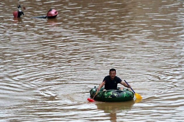 <p>Scènes impressionnantes en dans le centre et l'Est de la Chine, avec de nombreux villages et villes inondés, de l'eau qui monte par endroits jusqu'au toit de maisons de plain-pied, ou encore des secouristes évacuant hommes, femmes et enfants à bord de canots gonflables.</p>