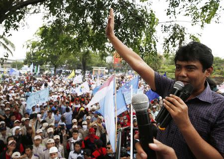 Said Iqbal, head of the Confederation of Indonesian Trade Unions, speaks in front of workers during rally demanding an increase in salaries at Pulogadung Industrial Estate in Jakarta October 31, 2013. REUTERS/Beawiharta