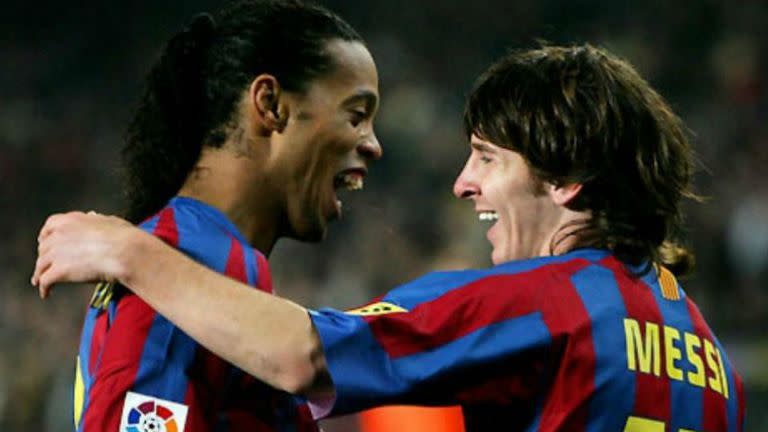 Ronaldinho y Lionel Messi compartieron la delantera de Barcelona desde 2003 a 2008