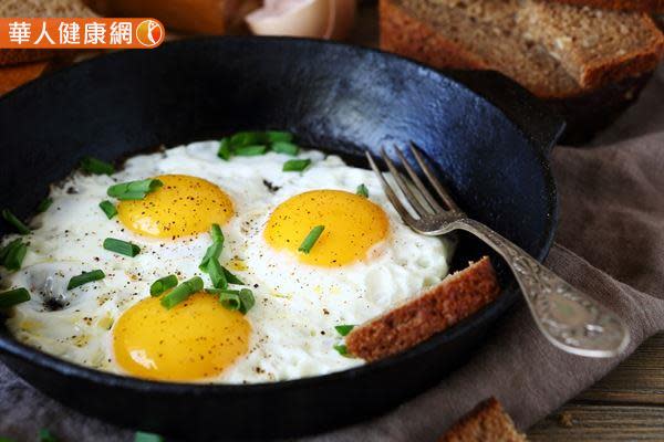 一個人每天最多能吃幾顆蛋，關鍵還是要看「個人健康狀態」和「烹調方式」。