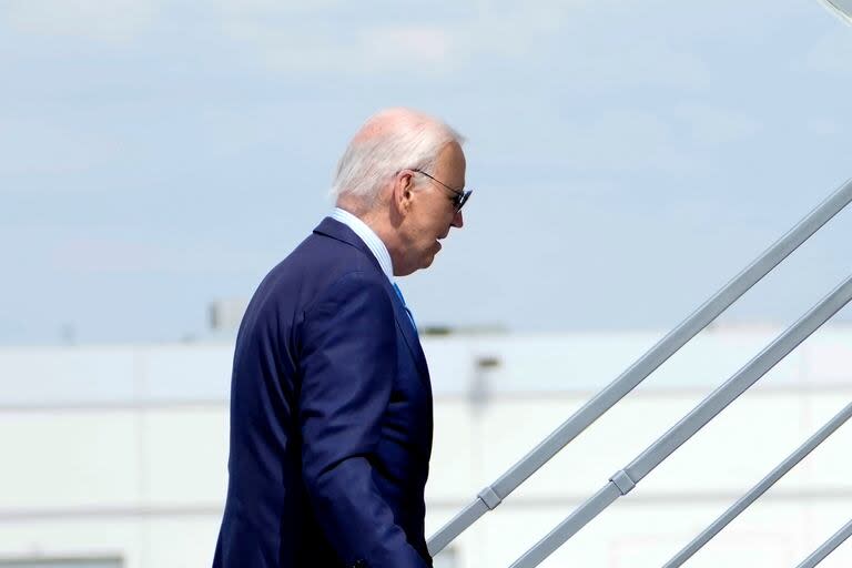 El presidente de EEUU, Joe Biden, sube al Air Force One a su salida del aeropuerto internacional Harry Reid de Las Vegas, Nevada, el 17 de julio de 2024, camino de Delaware.