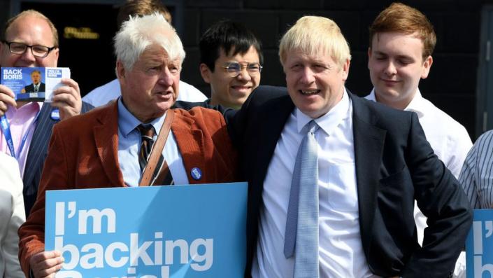 El ex primer ministro Boris Johnson haciendo campaña con su padre, Stanley Johnson