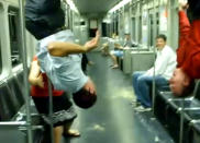 <b>Bahn-Batmanning </b> <br> <br> Hängepartie in der U-Bahn. Warum auch nicht? Die Vorrichtungen zum Festhalten scheinen ja auch perfekt geeignet. (Bild: Screenshot Youtube)