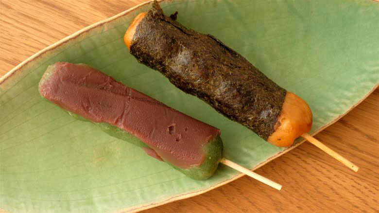 Kusa dango and nori-covered isobe dango on plate