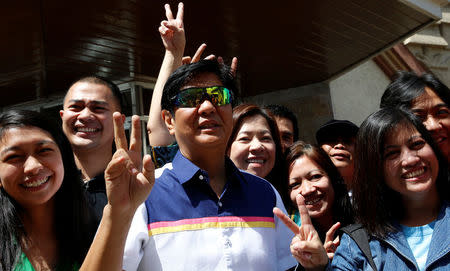 Philippines Vice-Presidential candidate BongBong Marcos poses with supporters at Saint Louis University during an election campaign in the mountain resort of Baguio city in northern Philippines April 16, 2016. REUTERS/Erik De Castro