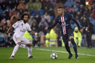 C’est parti à Santiago Bernabeu ! M.Artur Dias Correia, l’arbitre portugais de la rencontre, a sifflé le coup d'envoi de la rencontre. Le premier joueur à se mettre en évidence est l’inévitable Kylian Mbappé, auteur à la 2è minute de jeu d’une jolie louche pour Meunier côté droit. Le public madrilène a dû apprécier.