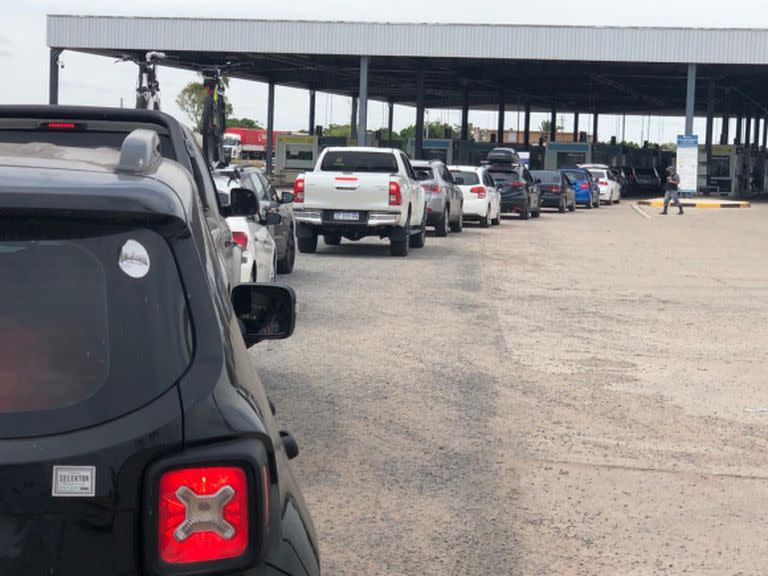 Fila de autos esperando para cruzar el puente General San Martín