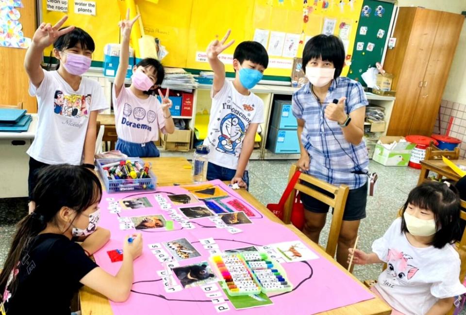 永康西勢國小美語嬉遊趣夏令營，學生在異國動物單元中透過海報動物圖片依國家分類動物並拼出英文名稱。（記者汪惠松攝）