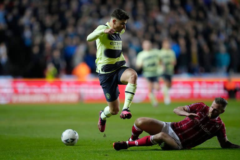 Julián Álvarez disputa la pelota con Olly Thomas; el delantero participó en el segundo gol del 3-0 del City sobre Bristol, que clasificó para los cuartos de final de la Copa FA al club de Manchester.