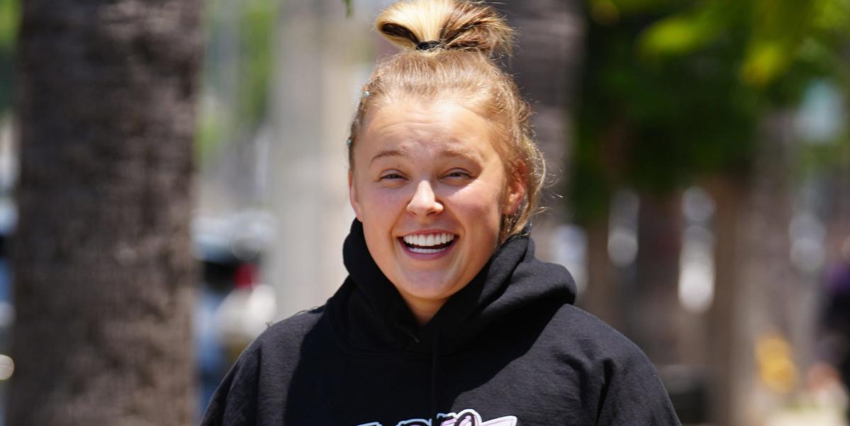 Jojo Siwa is completely unrecognizable with her hip-length “twin hairstyle”