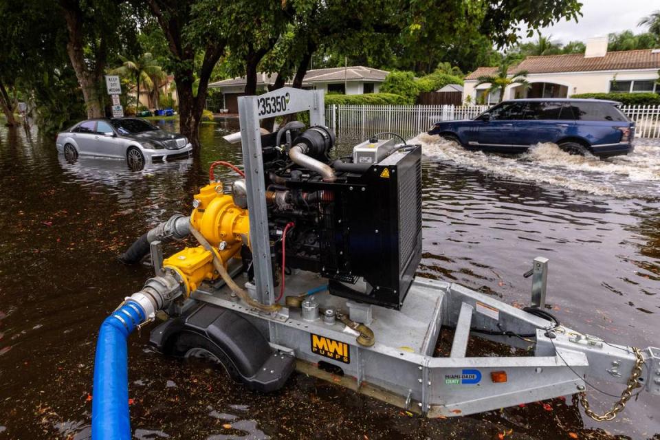 Una bomba de Miami-Dade trabajando para mover el agua de la calle después de fuertes lluvias el jueves 13 de junio de 2024 en Miami Shores, la Florida.